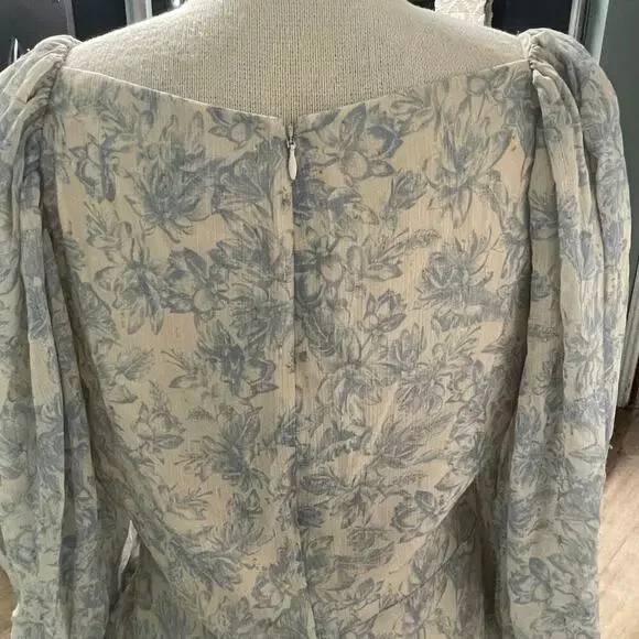 Express Blue Toile Floral Blouse Size Large Pleated Puff Shoulder Lightweight - Picture 5 of 5